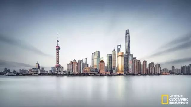 傍晚时分的夕阳微光照耀在陆家嘴建筑群上,这或许是上海最美的时刻.