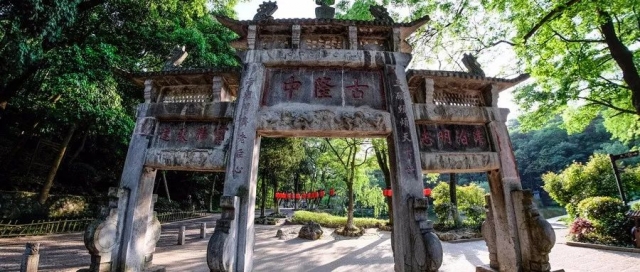 古隆中景区位于襄阳城西13公里处,由古隆中游客中心,诸葛亮故居,月英