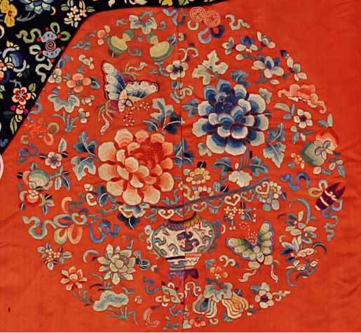 属于"中心式",以一个主题图案为中心,四周辅以较小的纹样形成圆形图案