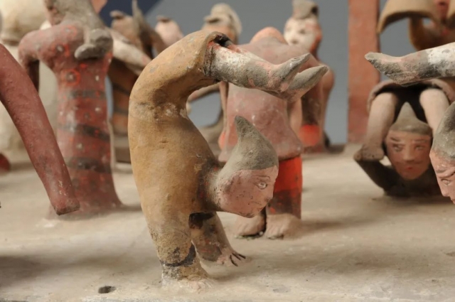 云上博物馆济南市博物馆为您讲述文物背后的故事西汉彩绘杂技乐舞陶俑