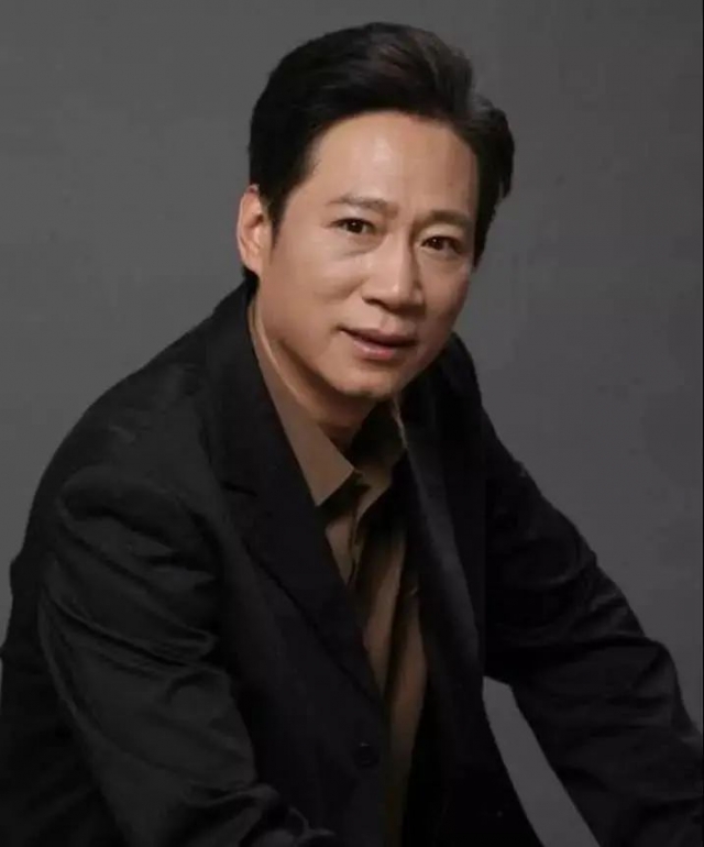 27年的演艺生涯,曾经拍摄和演出过百余部电影,电视剧,话剧作品,曾荣获