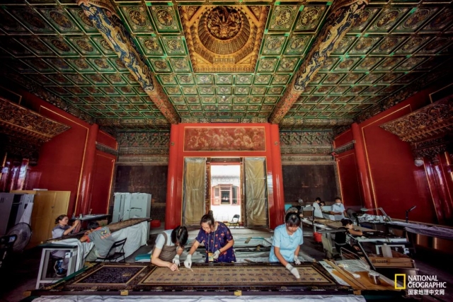 寿康宫主殿原为故宫文保科技部的一处修复场所,技术人员正在进行宫殿