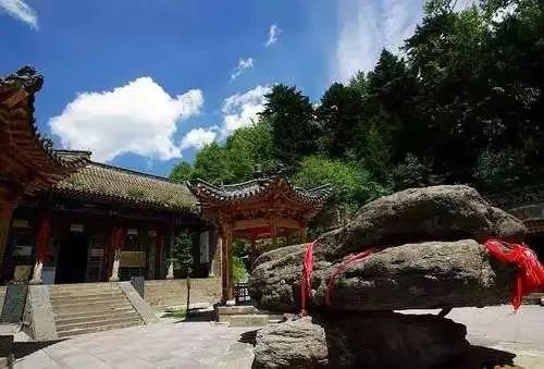 清凉寺中的清凉石在五台山的5个台顶上,都有巨大石块横七竖八地翻滚其