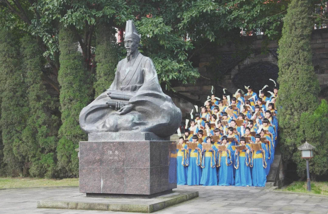 陳壽舊居南充市有陳壽舊居,萬卷樓舊址,陳壽公園,陳壽衣冠冢等紀念